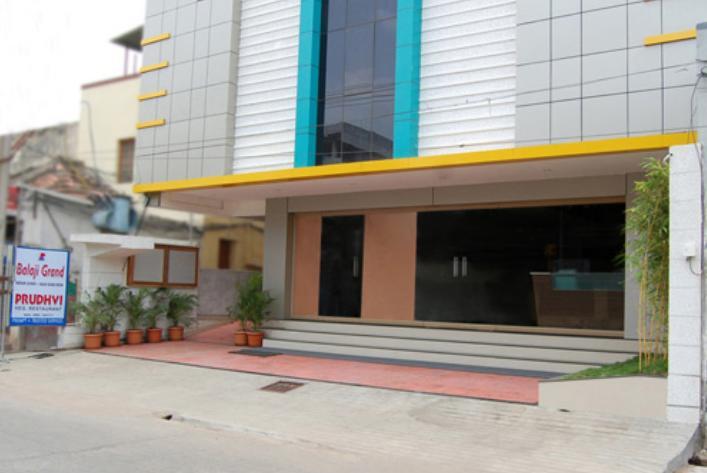 Balaji Grand Hotel Kākināda Kültér fotó